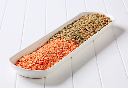 生红色和棕色扁豆豆类营养透镜库存脉冲盘子白色种子食物橙子背景图片