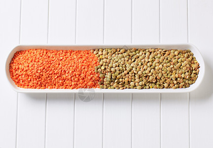 生红色和棕色扁豆脉冲食物白色种子营养库存橙子盘子豆子红色背景图片