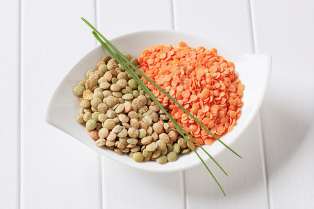 生红色和棕色扁豆高架橙子脉冲豆子白色拼盘红色库存豆类营养背景图片