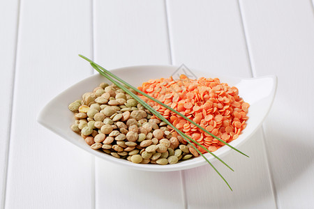 生红色和棕色扁豆食物营养盘子透镜豆类种子绿色拼盘库存脉冲背景图片