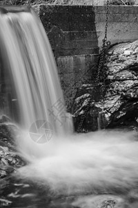 挪威的瀑布灰色黑色石头面纱流动跑步白色背景图片