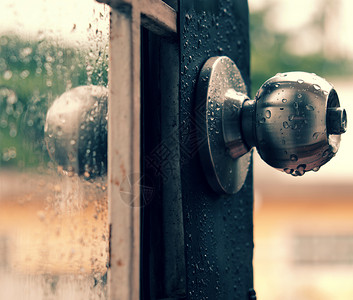 湿哒哒雨滴雨哒哒情怀门把手窗户古董一滴水墙纸玻璃孤独玻璃窗框架背景