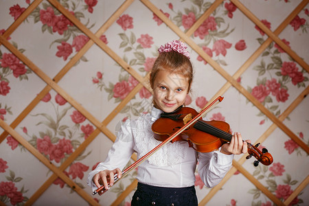 小提琴家的肖像乐器女性教育音乐家童年提琴手快乐天赋学校百褶裙背景图片