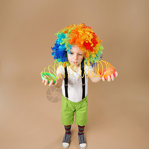 弹簧小丑戴小丑假发的小男孩弹簧背景