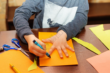 儿童用蜡笔在纸上的手周围的痕迹拇指童年创造力闲暇手印婴儿教育彩纸打印邮票背景图片