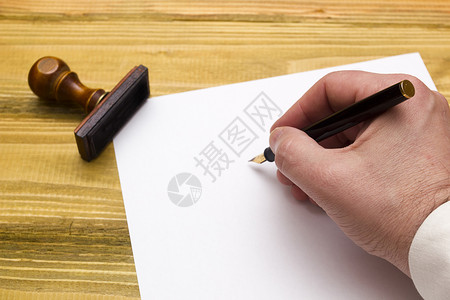 与空纸上的笔写手笔记概念办公室写作男人白色证明书合同手指空白背景图片
