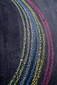 带粉笔的彩虹灰尘绘画学习婴儿黑色线条学校曲线游戏乐趣背景图片