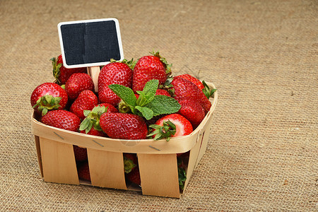 61放价草莓放篮子里 在画布上标价粉笔价格麻布黄麻树叶薄荷水果黑板食物农业背景