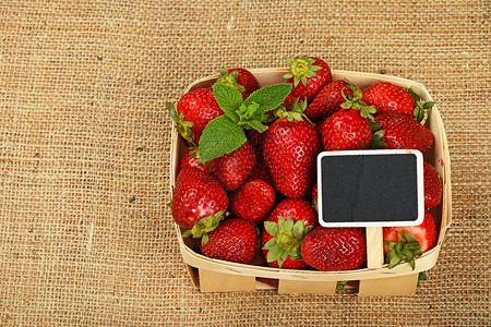 开学季享放价草莓放篮子里 在画布上标价水壶标签水果乡村浆果木头价格黑板薄荷帆布背景