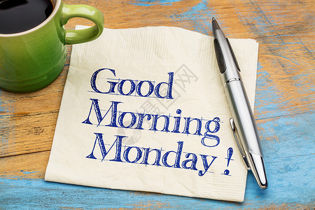 早上好 星期一上午绿色木头问候语咖啡蓝色餐巾快乐背景图片