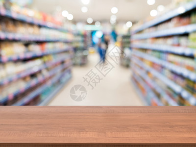 在模糊的超级超市前面的木板空桌部门购物中心零售剪辑木头展示商业推介会产品柜台背景图片