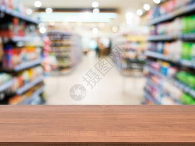 在模糊的超级超市前面的木板空桌大卖场产品购物中心展示美食剪辑杂货店背景市场广告背景图片