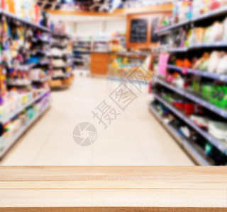 在模糊的超级超市前面的木板空桌架子剪辑背景产品商业展示购物中心杂货店广告桌子背景图片