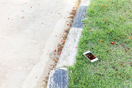 路旁草地 空投或丢失智能手机的智能手机背景
