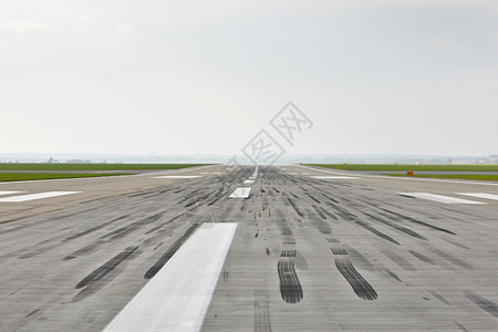 跑道白色飞机场天空方法航空飞机道路交通路标运输高清图片