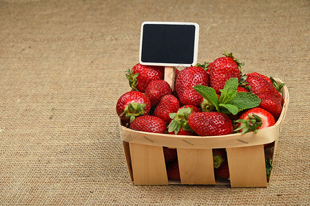 放价到底草莓放篮子里 在画布上标价黄麻乡村水壶木头标签食物浆果薄荷黑板柳条背景