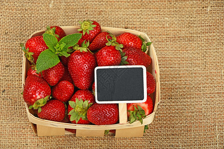 61放价草莓放篮子里 在画布上标价木头乡村标签农业柳条黄麻帆布薄荷水壶黑板背景