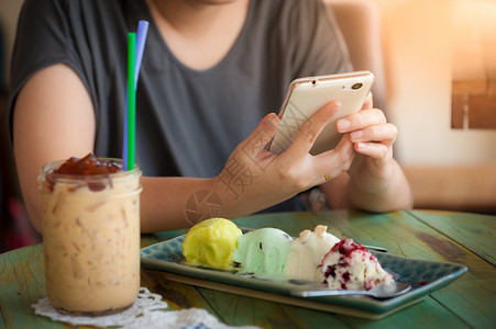 咖啡店使用智能手机的妇女女士屏幕工具工作网络电子邮件商业互联网电话冲浪小工具高清图片素材