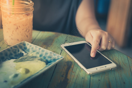 咖啡店使用智能手机的妇女工作电子邮件屏幕技术电子电话商业社会冲浪女士周末高清图片素材