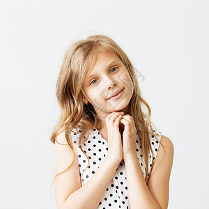 白色圆点素材一个可爱小女孩的近身肖像情感童年圆点孩子头发微笑喜悦享受快乐女性背景