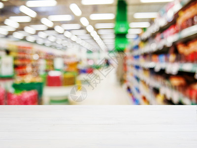 在模糊的超级超市前面的木板空桌推介会食物购物中心广告剪辑部门柜台零售展示建筑物背景图片