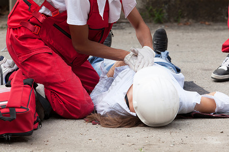 工伤事故 急救培训创伤情况病人药品疾病体力劳动者手套复苏伤口身体背景
