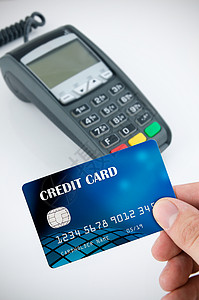 持有手持信用卡的信用卡 背景付款终端买高清图片素材
