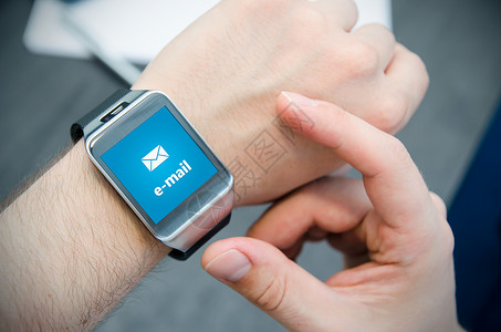 运动手表上新与智能电话连接的智能手表上新的电子邮件通知界面齿轮屏幕小时通讯器男性技术邮件电子工具背景