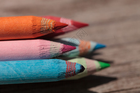 彩色铅笔艺术绿色背景彩虹红色粉色蓝色橙子紫色创造力背景图片