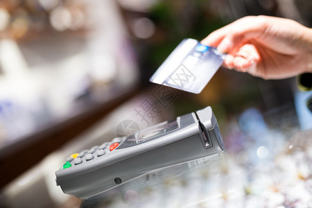 非接触式支付以信用卡支付NFC技术费用的妇女商业贸易现金电话交易交换海浪眼镜近场收费背景