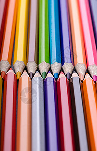 彩色铅笔特配蓝色艺术橙子木头彩虹乐器棕色绿色红色团体背景图片