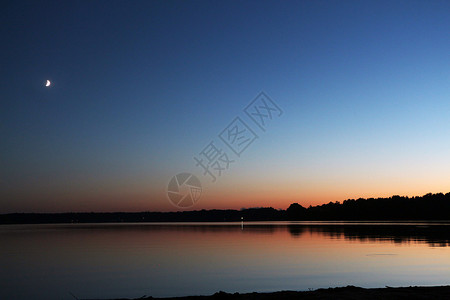 月亮日落湖遥远的黎明高清图片