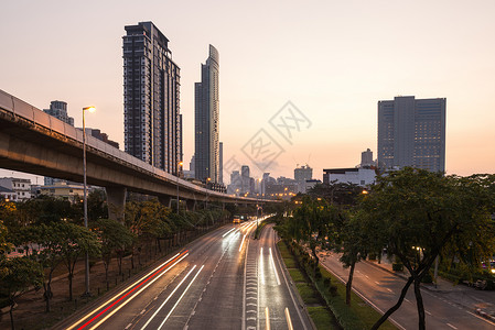 日出时的bangkok城市空间和高速列车商业城市太阳建筑运输交通景观绿色街道运动背景图片