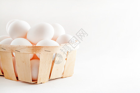 白色背景的全篮子新鲜鸡蛋材料团体农场盒子脆弱性动物椭圆乡村柳条烹饪图片