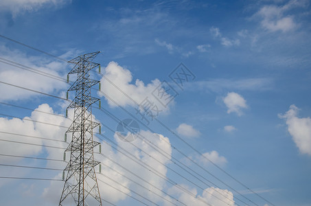 泰国高压塔和高压电线覆盖多云蓝色天空高清图片