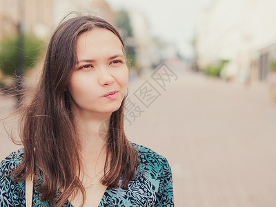 怀疑论者不高兴的英俊年轻女子向外看头脑鬼脸青年困惑工人沉思女性不满愤怒嫉妒背景