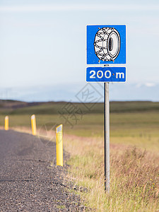 冰岛交通标志表明需要防滑链白色正方形监管蓝色反射运输灰色框架黑色车轮背景图片