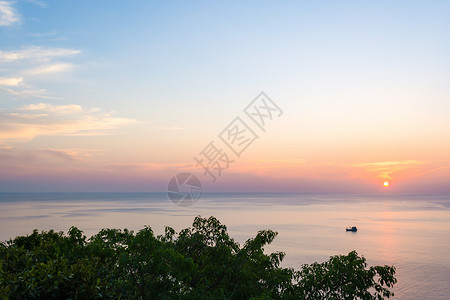 费尔南迪纳日落时船的广角海景观背景