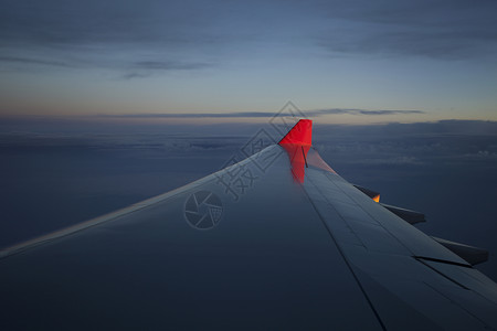 机翼飞机在空中飞行翅膀航班高度云层背景图片