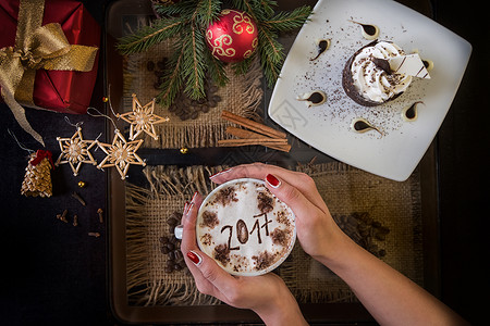 浪漫圣诞巧克力新年新咖啡女性女士饮料香气甜点蛋糕桌子假期墙纸巧克力背景