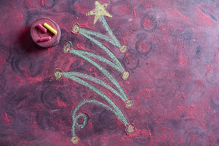 小圣诞树庆典粉笔反射黑板星星红色背景图片