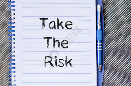 保险励志素材在笔记本上采用风险文本概念保险挑战勇气标签安全危险桌子商业报酬笔记背景