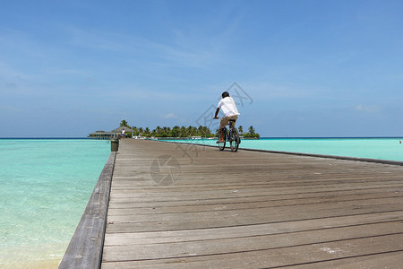男人在木桥上骑自行车 朝马尔人方向行驶背景图片