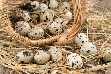 在旧木制桌上的篮子里打鸡蛋脆弱性鸟类鸟蛋农场熟食健康饮食干草禽蛋营养农业背景