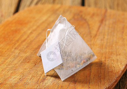 金字塔茶袋树叶木头小袋生物乡村绿茶高清图片
