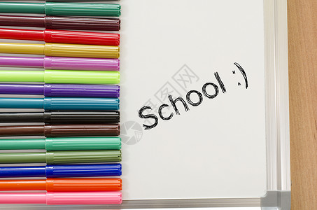 学校教科书概念学习彩虹材料夹子红色白色黄色办公室补给品铅笔背景图片