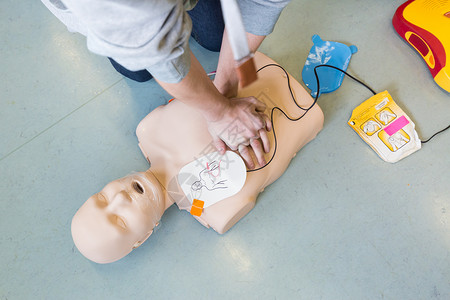 自动体外除颤器使用AED的急救复苏课程人体护理人员情况压缩安全模型心脏病胸部娃娃生活背景