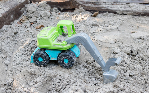 绿色卡车挖掘机拖沙上的玩具卡车背景