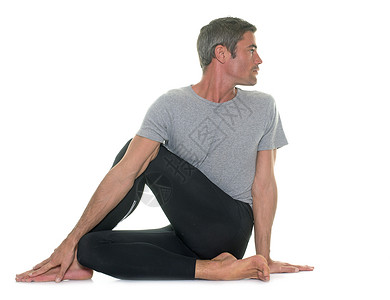 演播室的瑜伽男训练男人姿势运动工作室体操瑜珈演员扭力背景图片