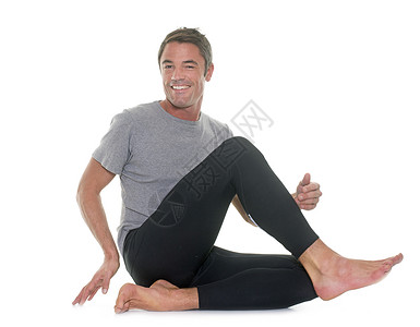 演播室的瑜伽男体操姿势训练男人扭力工作室运动演员瑜珈背景图片